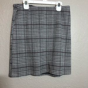 Casual checkered skirt - size small